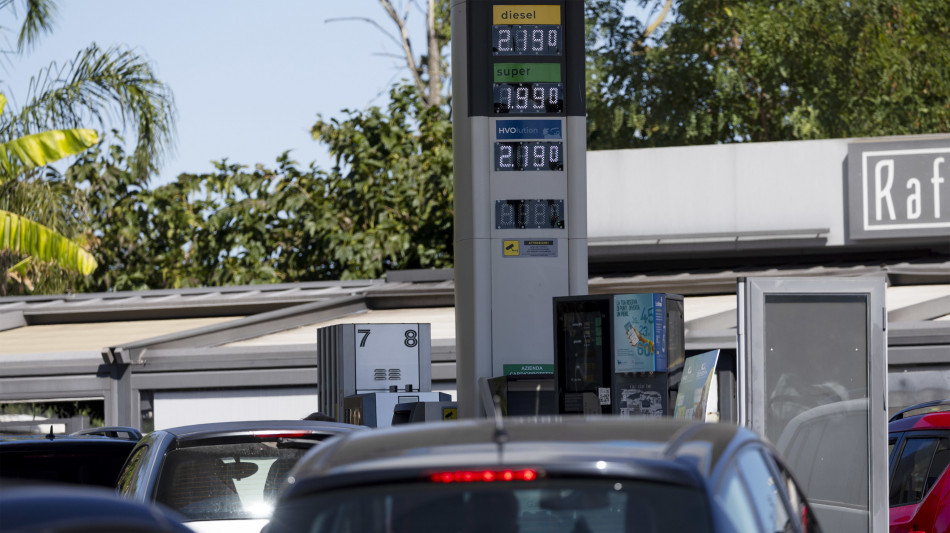  ++ Mimit, prezzi carburanti in ribasso, benzina self in autostrada sotto i 2,2 euro ++ 