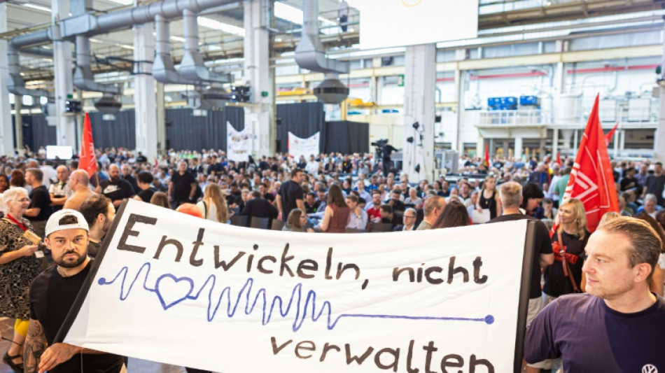 VW-Vorstand verteidigt Sparplan - Betriebsrat k&uuml;ndigt Widerstand an 