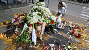 Tristeza e comoção na Sérvia após massacre em escola