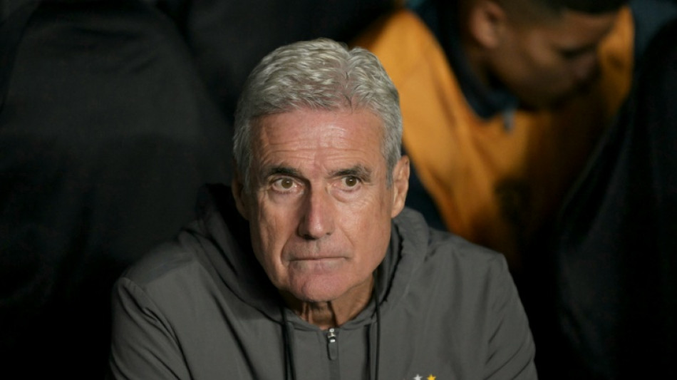  Golpista se passa por Luis Castro, t&eacute;cnico do Gr&ecirc;mio, para pedir dinheiro a jogadores 