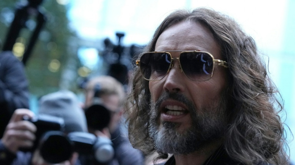  Mulher que acusa Russell Brand de estupro diz que ator se comportou como "um monstro" 