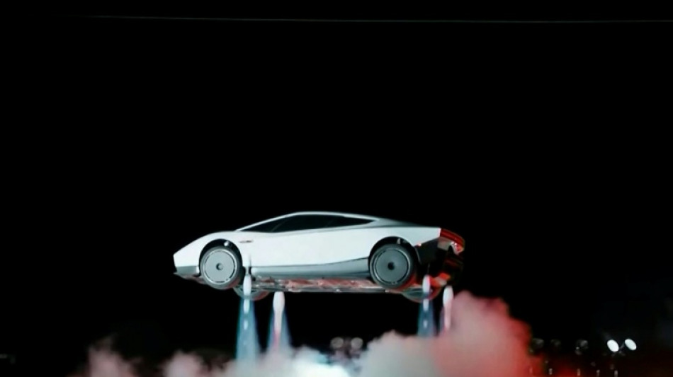  Elon Musk presenta el auto "volador" de Tesla

 