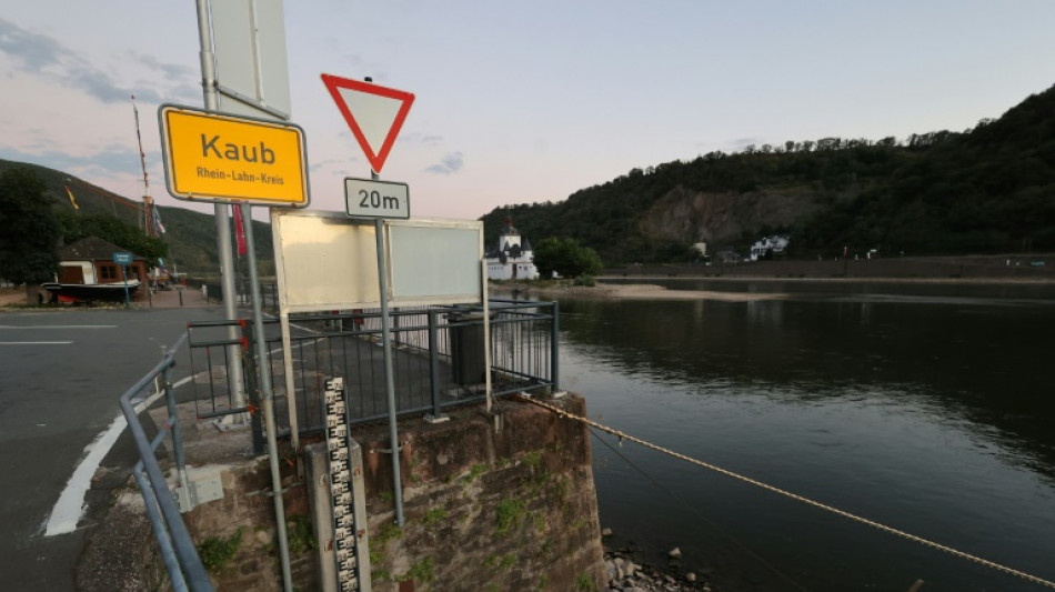 Tanker fährt sich in Mittelrhein fest - erste Bergungsversuche gescheitert