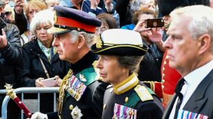 König Charles III. führt Trauer-Prozession für Queen durch Edinburgh an