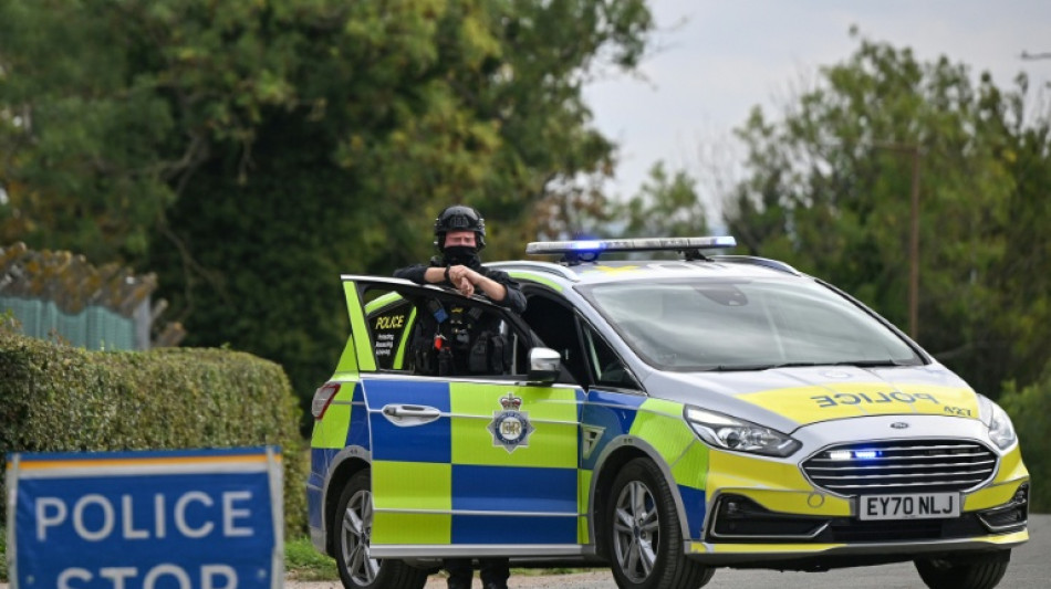  Polic&iacute;a brit&aacute;nica detiene a cinco personas acusadas de preparar un "acto terrorista" cerca de una base a&eacute;rea 