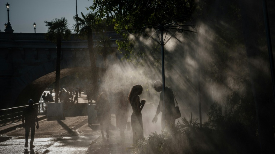  Canicule: la France suffoque, Paris et une vingtaine de d&eacute;partements voient rouge 