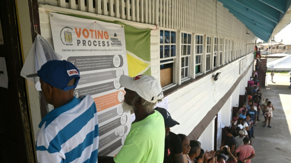 El presidente de Guyana promete una "tendencia clara" en los resultados electorales para final del día