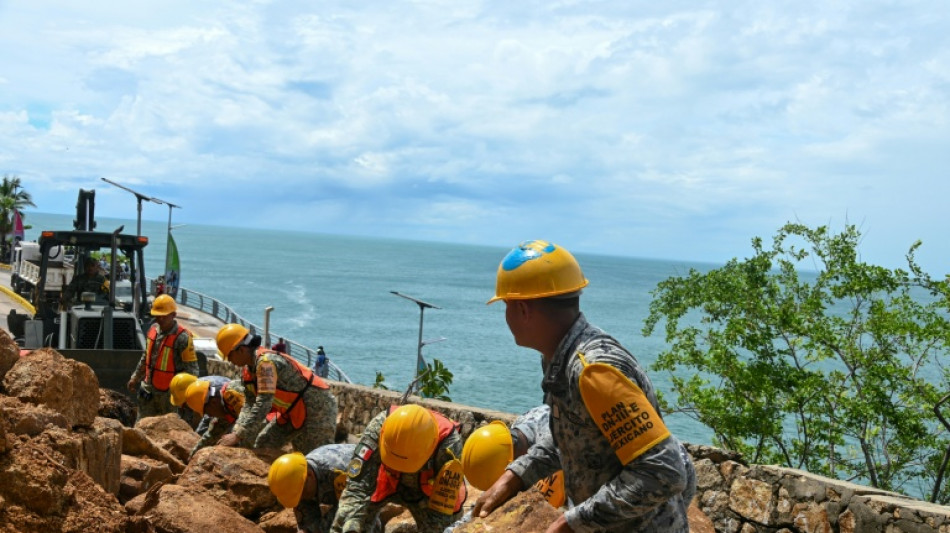  El hurac&aacute;n Sim&oacute;n avanza peligrosamente lento hacia M&eacute;xico 