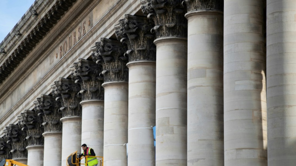 La Bourse de Paris faiblit, croulant sous les résultats d'entreprises