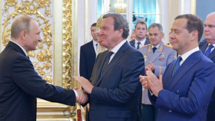 Proche de Poutine, l'ex-chancelier allemand Schr&ouml;der sauve sa peau au SPD