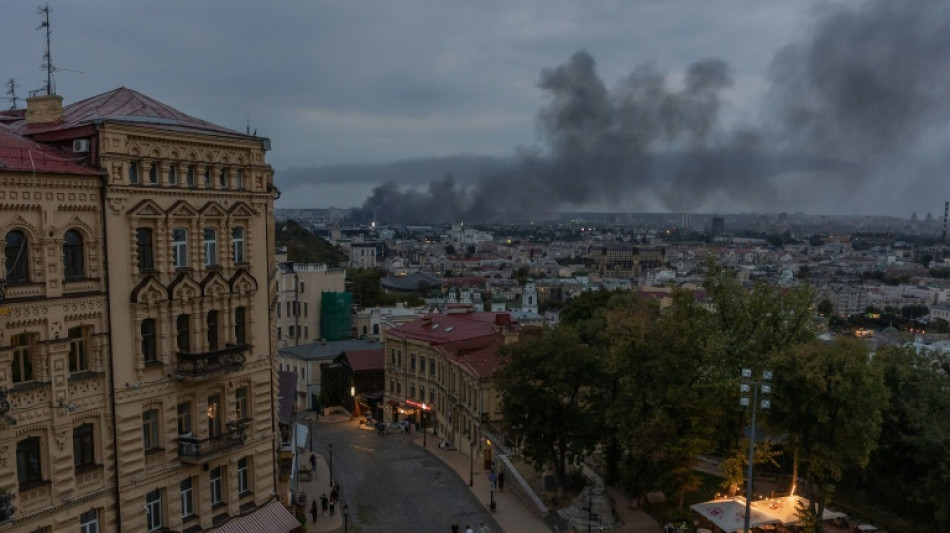  Zelensky diz que Ucr&acirc;nia est&aacute; pronta para "medidas de desescalada"  