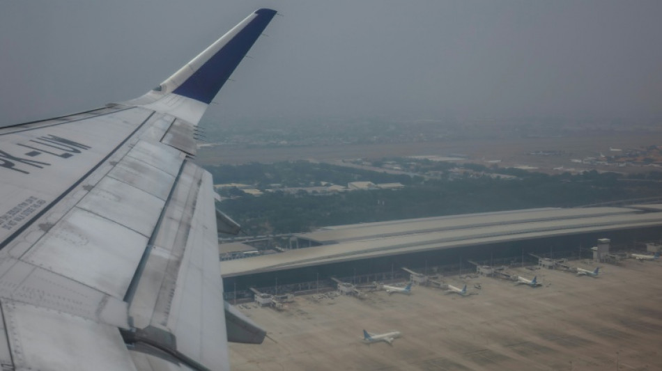  Indon&eacute;sia fecha aeroportos ap&oacute;s erup&ccedil;&atilde;o vulc&acirc;nica e milhares de passageiros ficam retidos 