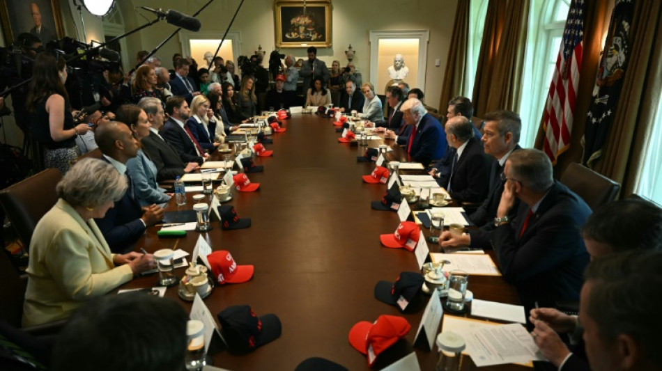 "Un travail formidable": l'&eacute;conomie recule, Trump et son &eacute;quipe esquivent