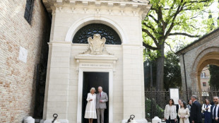 Charles et Camilla sur la tombe de Dante, p&egrave;re de la langue italienne
