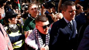 Comparution &agrave; Londres d'un rappeur du trio nord-irlandais Kneecap, accus&eacute; de soutien au Hezbollah