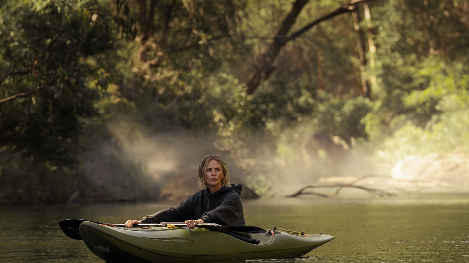  Theron, donna in lutto 'che fa l'impossibile' in Apex 