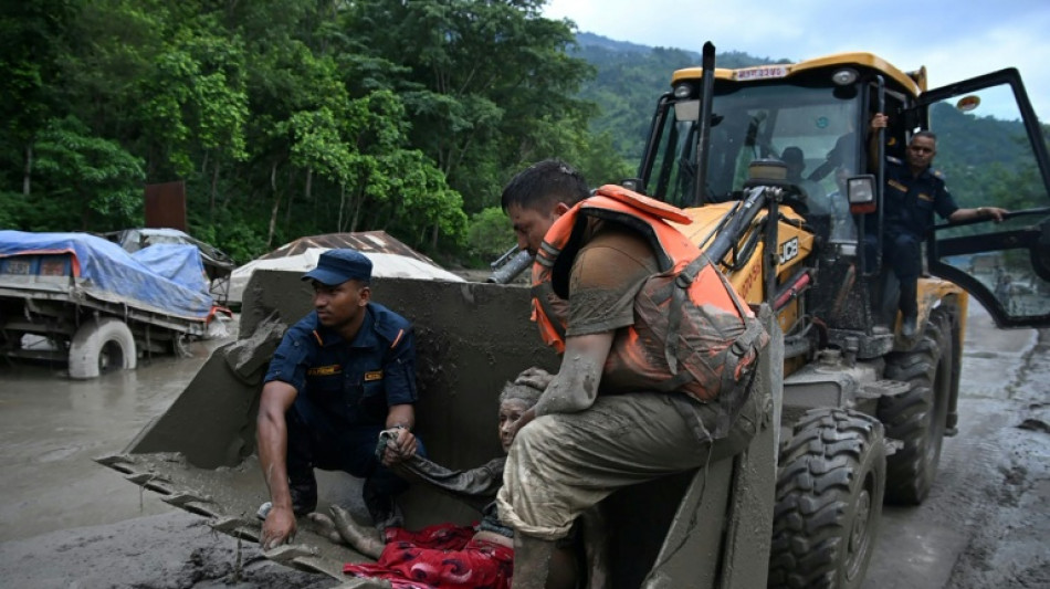  Socorristas buscam centenas de desaparecidos ap&oacute;s inunda&ccedil;&otilde;es entre Nepal e Tibete 
