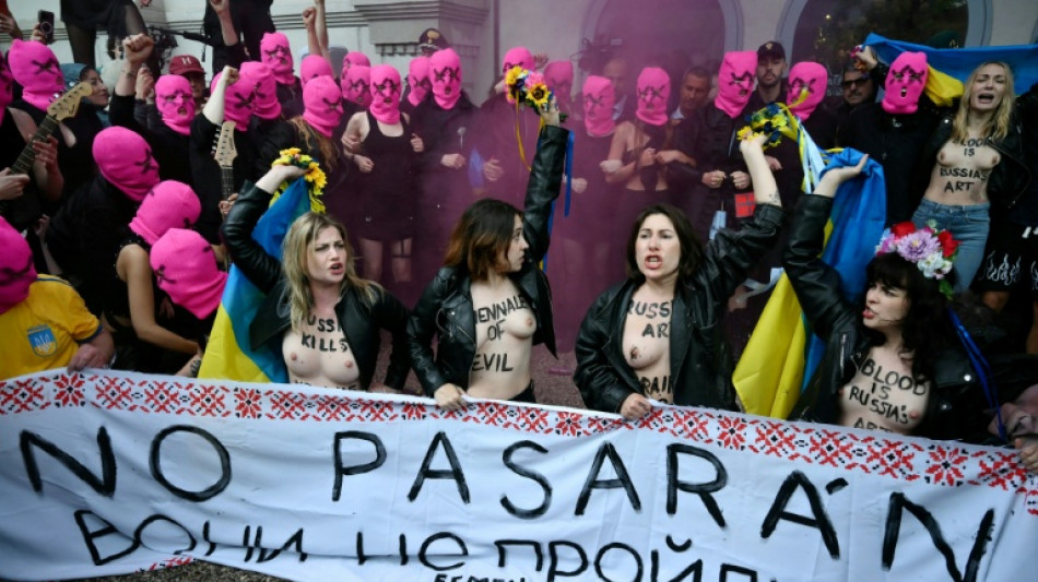  Protest von Femen und Pussy Riot gegen Teilnahme Russlands an der Biennale 