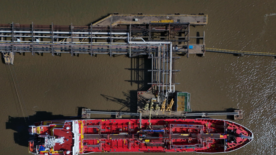  Petrolio in calo in avvio di giornata, Wti a 92,82 dollari 