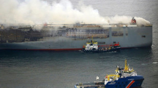 Brennender Auto-Frachter im Wattenmeer kann immer noch nicht abgeschleppt werden