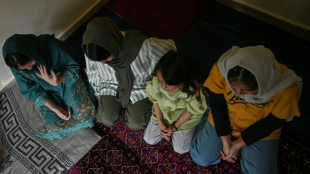 À espera de asilo no Ocidente, jovens afegãs buscam refúgio na música