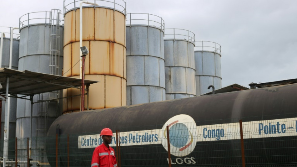 Congo: pr&egrave;s de Pointe-Noire, l&rsquo;obscurit&eacute; domine au milieu du courant et du p&eacute;trole