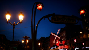 Moulin Rouge encerra polêmico espetáculo com serpentes