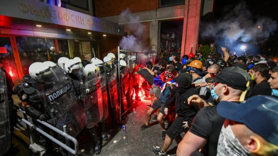 La policía dispersa protestas antigobierno en Serbia con gases lacrimógenos