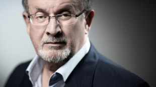 Salman Rushdie va un peu mieux apr&egrave;s avoir &eacute;t&eacute; poignard&eacute; aux Etats-Unis