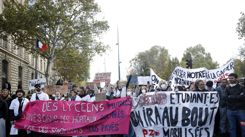  Il corteo di Parigi arriva pacificamente in Place de Clichy 