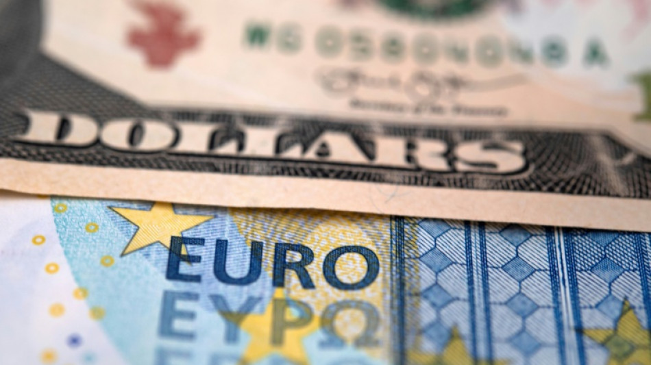 Plongeon du dollar apr&egrave;s l'offensive douani&egrave;re de Trump qui menace l'&eacute;conomie am&eacute;ricaine