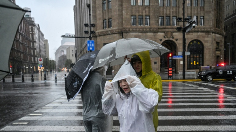  Typhoon Dolphin weakens but disrupts travel in east China 