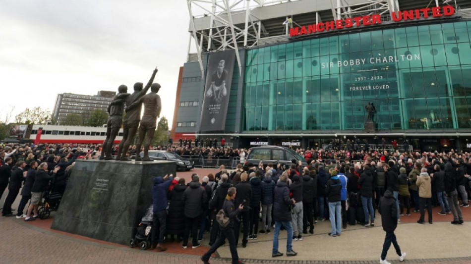 Milhares de pessoas acompanham funeral de Bobby Charlton pelas ruas de Manchester