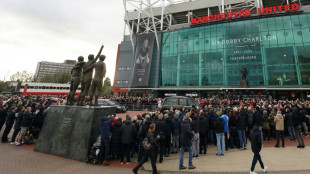 Milhares de pessoas acompanham funeral de Bobby Charlton pelas ruas de Manchester