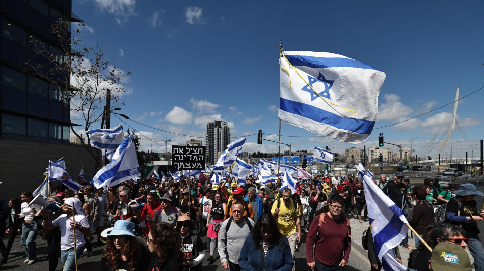 L'opposizione apre per protesta gli 'uffici' fuori dalla Knesset