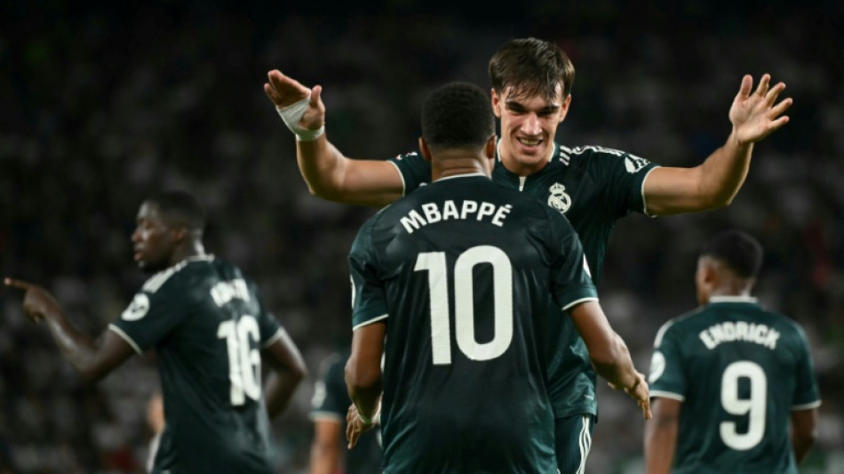  Real Madrid vence Elche com gol salvador de Esp&iacute; 