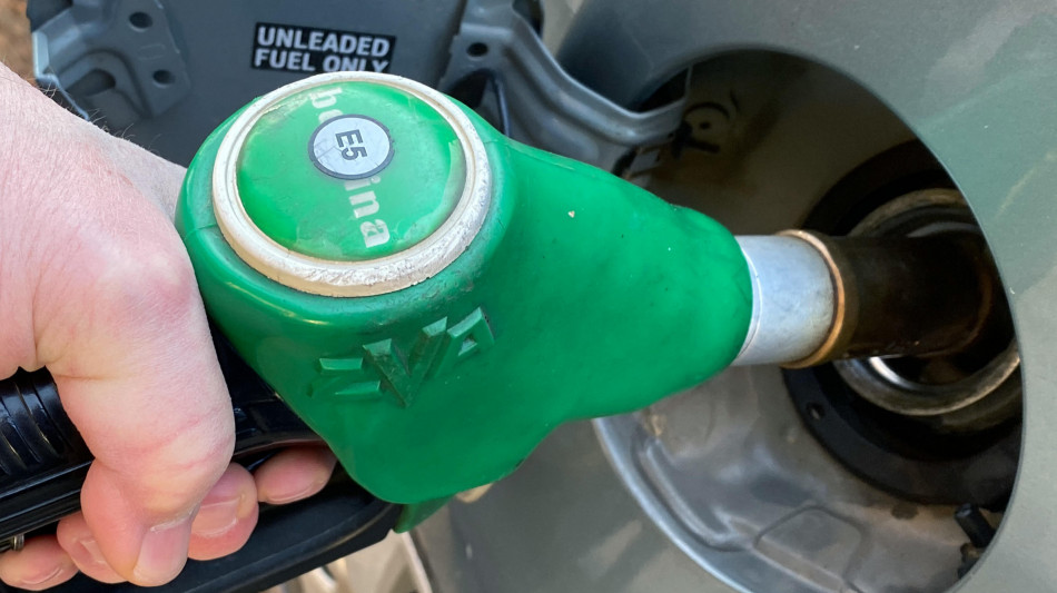  Il petrolio &egrave; in calo a New York, ma resta sopra i 100 dollari 