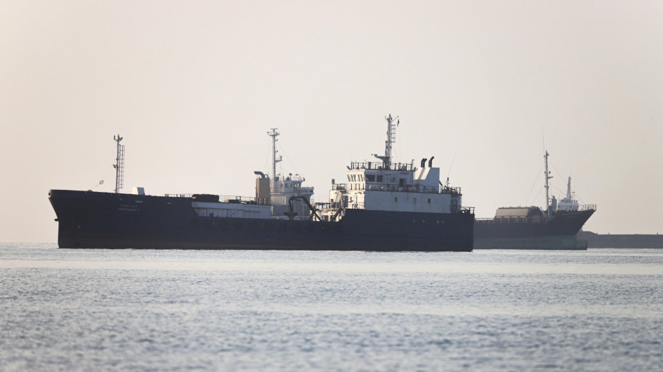  Media Iran, petroliera esplosa dopo la collisione con una mina 