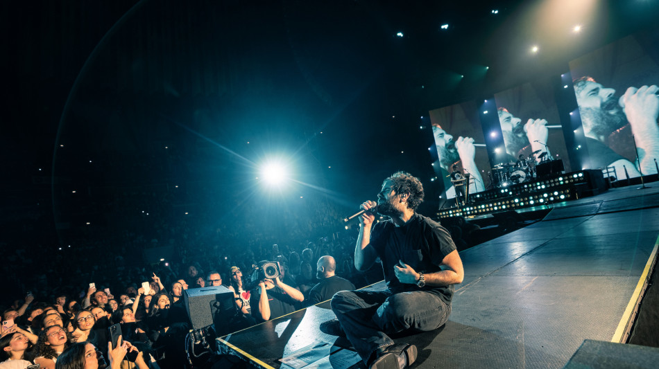  Roma abbraccia Tommaso Paradiso, tra il duetto con Franco126 e cori da stadio 