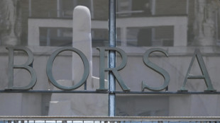 Borsa: Milano debole con Unicredit e Moncler, bene i petroliferi