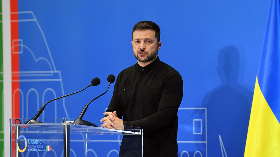 Zelensky, le forniture militari sono state ripristinate
