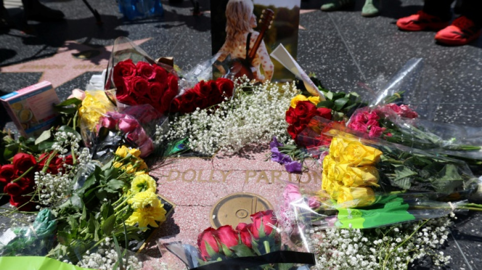  Dolly Parton ter&aacute; nova estrela na Cal&ccedil;ada da Fama ap&oacute;s vandalismo 