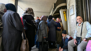 A Damas, les fonctionnaires font la queue pour toucher leur maigre revenu