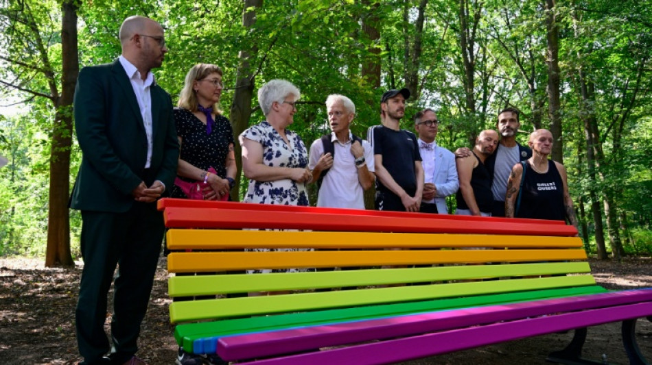  Gedenkort nach CSD-Anschlag: Regenbogenbank in Berliner Tiergarten zerst&ouml;rt 