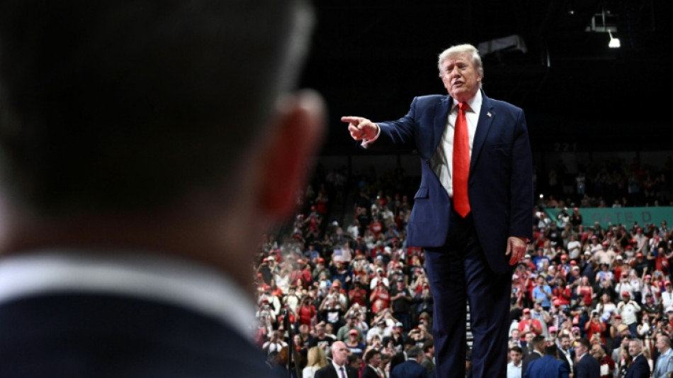  Trump wettert bei Wahlkampfauftritt in Florida gegen "Kommunisten" bei Demokraten 