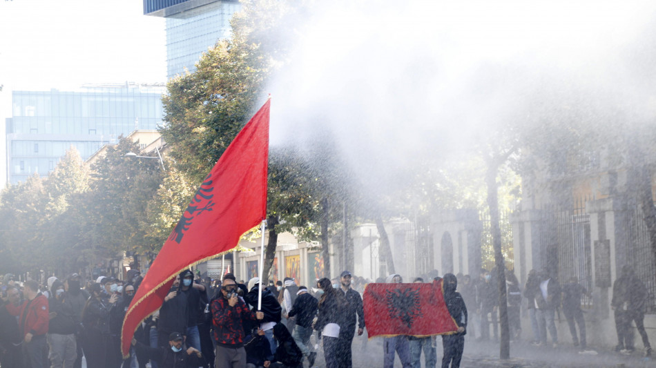  Violenti scontri nel centro di Tirana fra polizia e manifestanti 