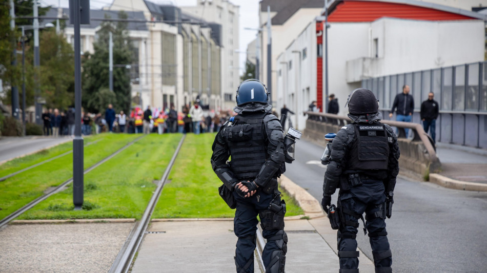  Militanti antifascisti sfidano divieto e manifestano ad Orl&eacute;ans per congresso Rn 