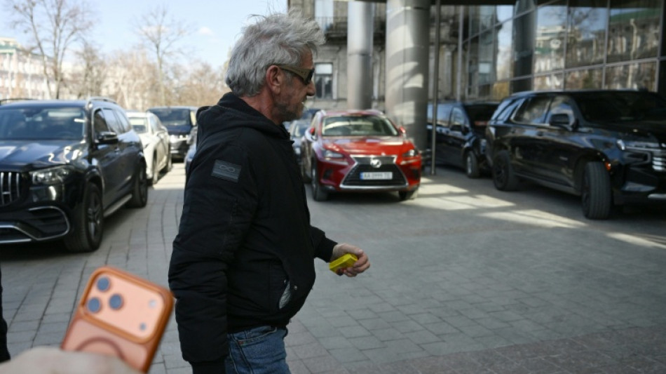  Oscar-winner Sean Penn meets troops in frontline Ukraine 