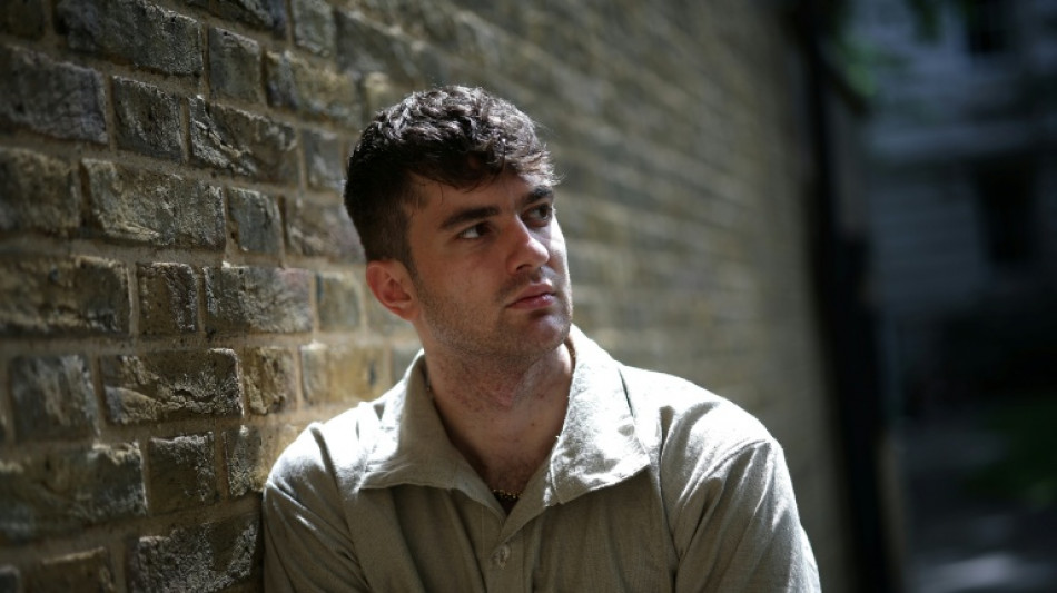 Dos jóvenes británicos acusan a su madre conspiracionista de la muerte de su hermana por cáncer