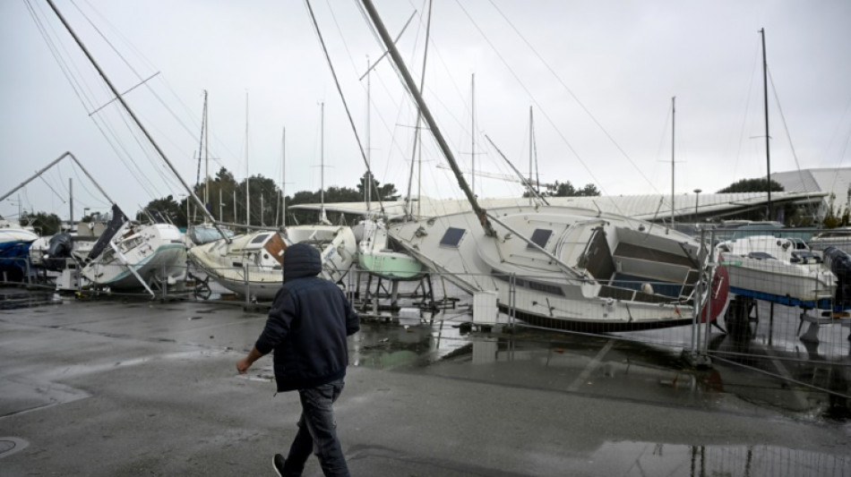 Temp&ecirc;te Ciaran: la France r&eacute;pare les d&eacute;g&acirc;ts, Macron souhaite un retour &agrave; la normale "au plus vite"